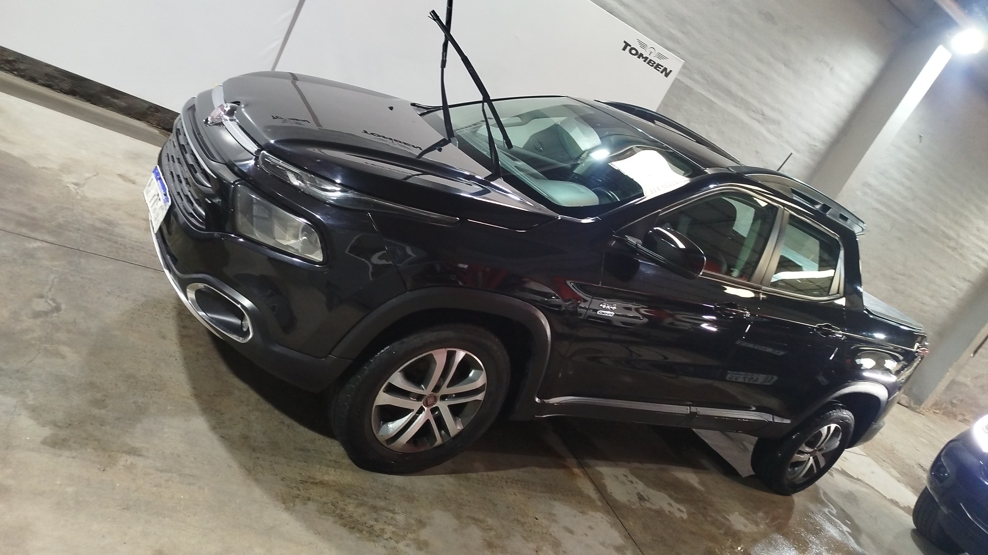 Fiat Toro negra polarizada