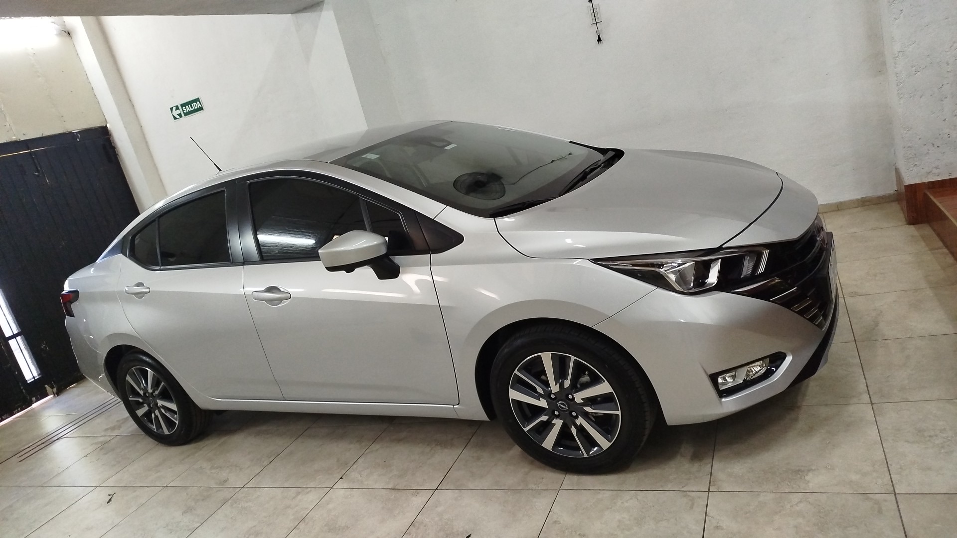 Nissan Versa silver con polarizado