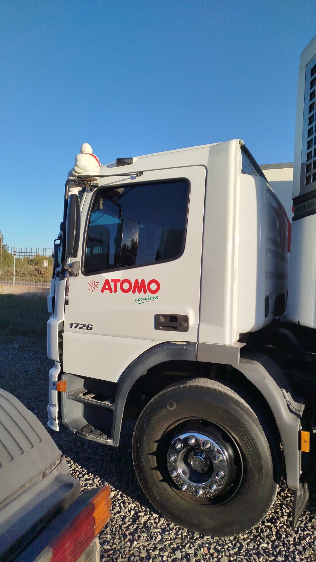Camión flota Atomo con polarizado